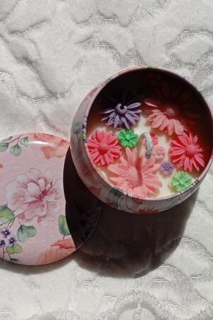 شمع الصويا المعطر في جارة معدنية – تصميم منديلا